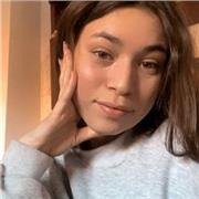 Estudiante universitaria francesa y española da clases de francés a niños en valencia